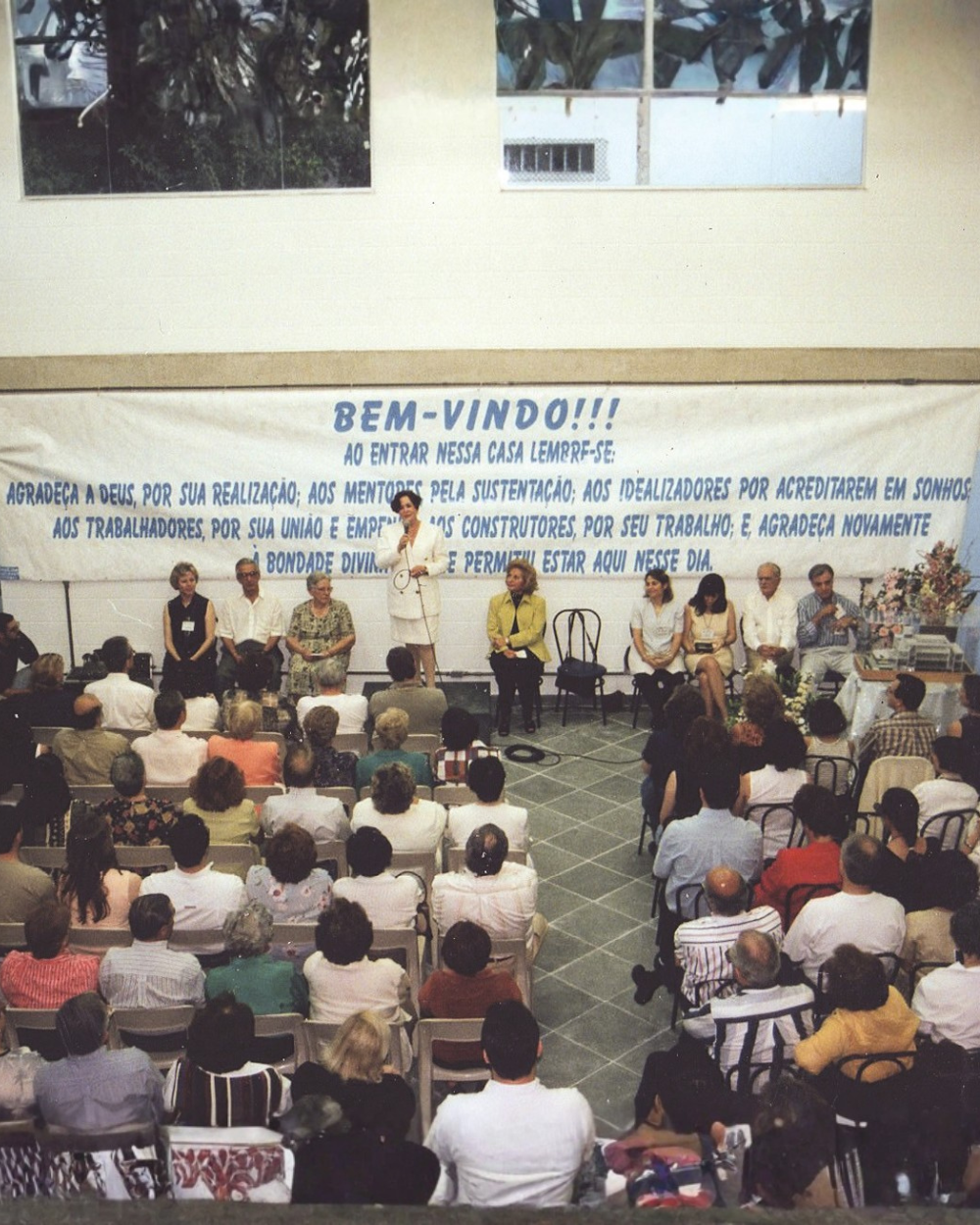 Inauguração da sede atual da Casa do Caminho, em 1997, com o salão cheio